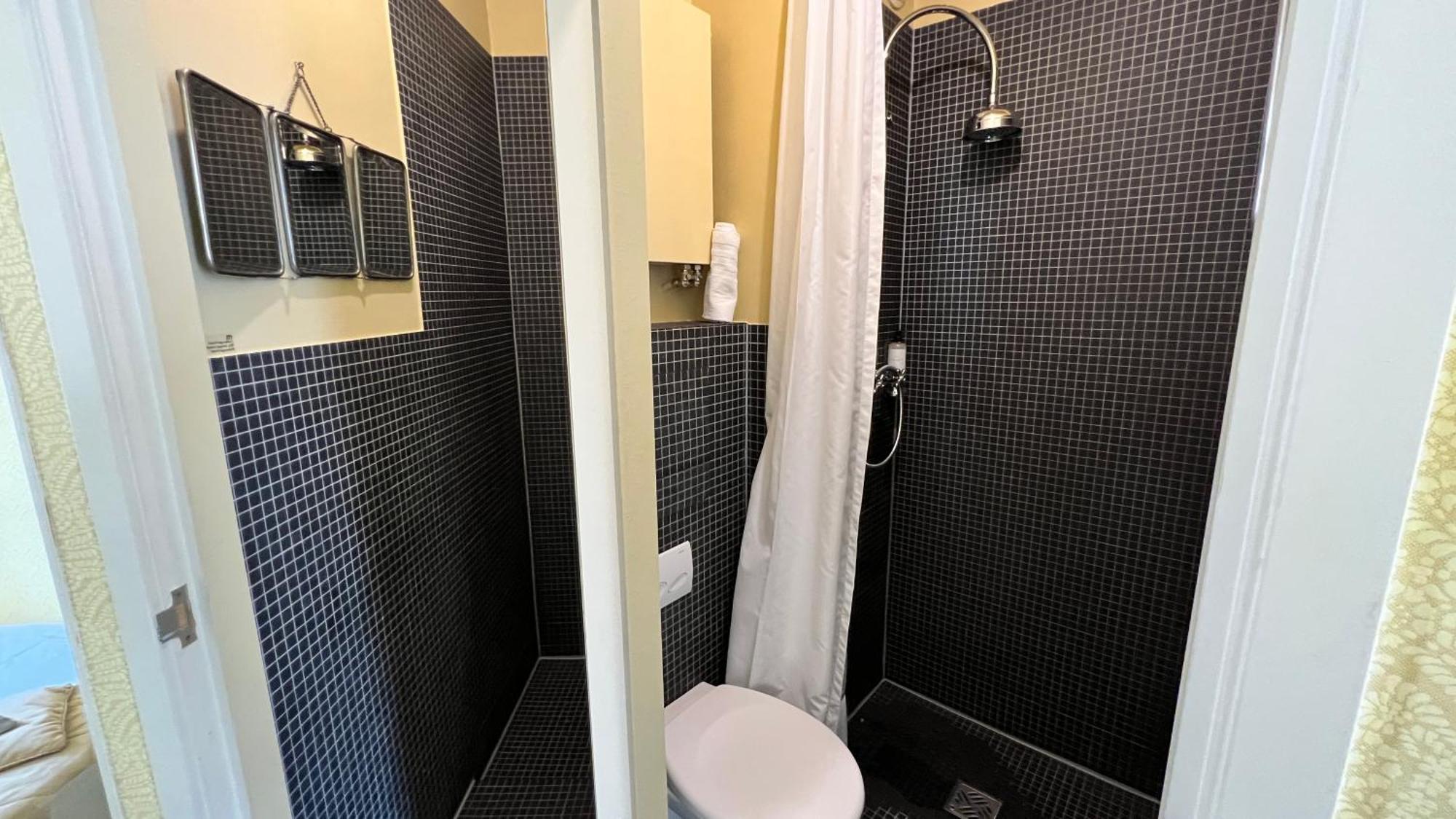 Latroupe Le Berger Hotel Saint-Gilles Room photo
